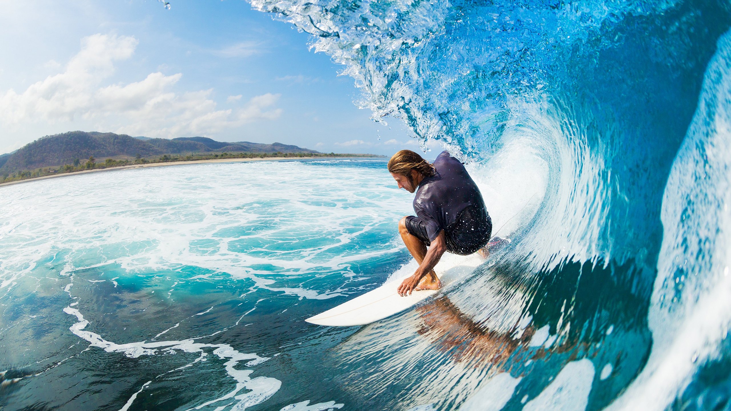 “羽毛球：简阳文体中心赛场高速对决，赛点难分难解”