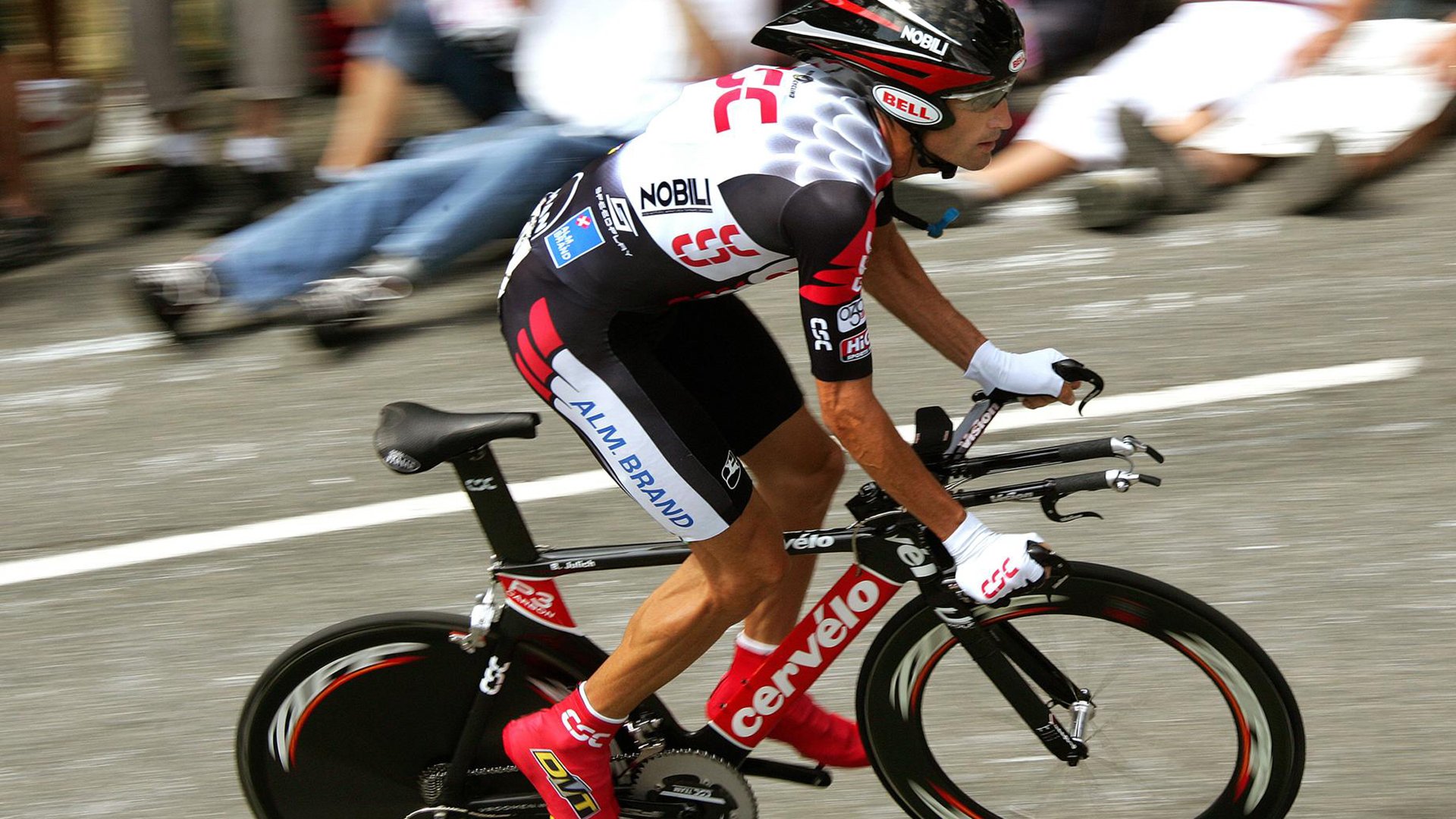 “沙滩赛场热力四射,沙滩手球与合球激烈对决”